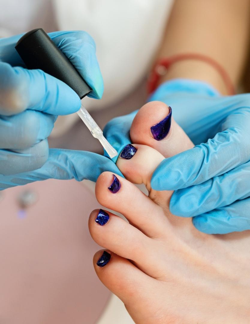 Pedicura con Color: uñas bonitas, cuidadas y con el tono perfecto DULCE CALVO para Unisex | Dulce Calvo